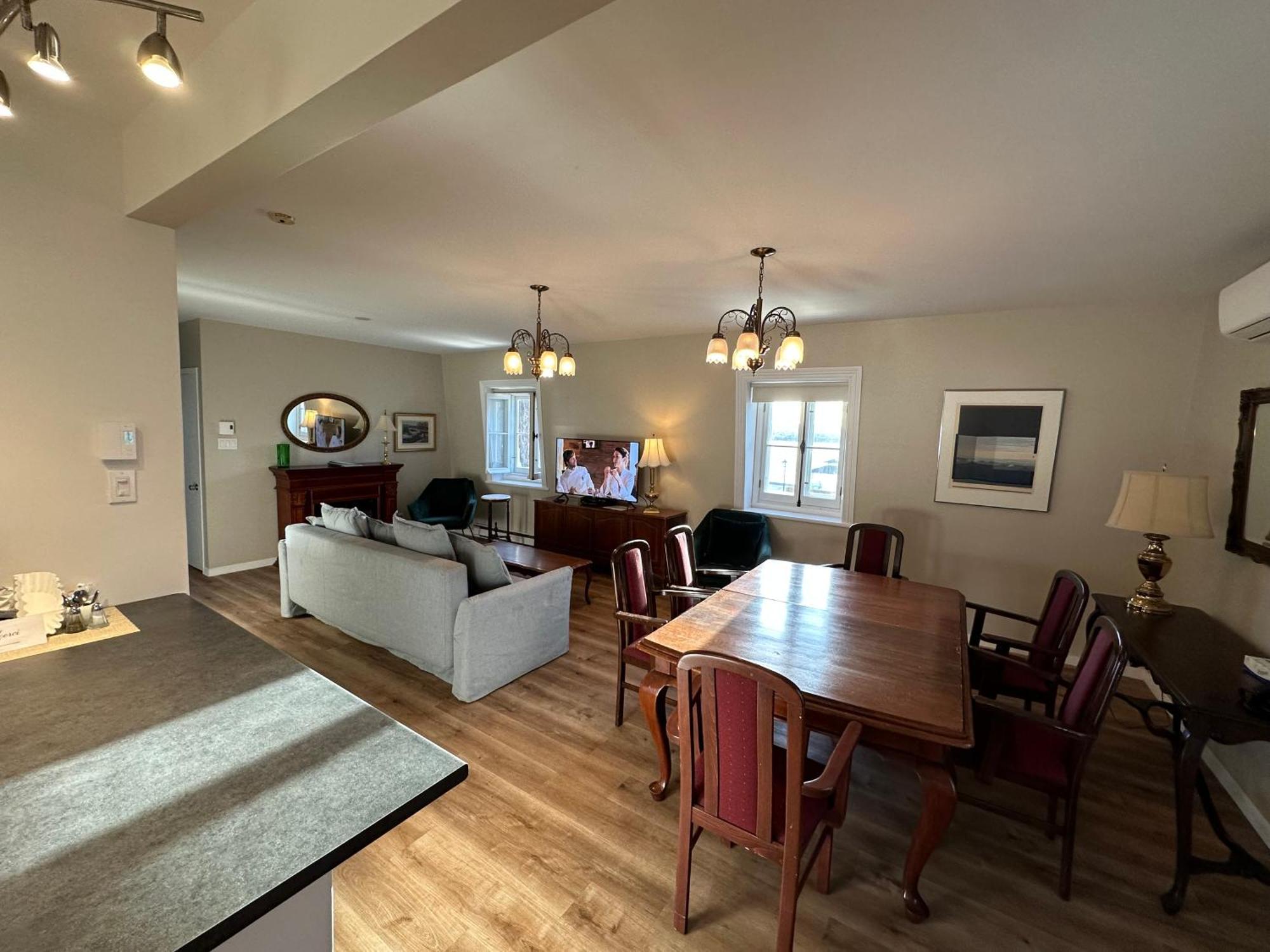 Goeliche Hotel Et Appartement Saint-Laurent-de-l'ile d'Orleans المظهر الخارجي الصورة