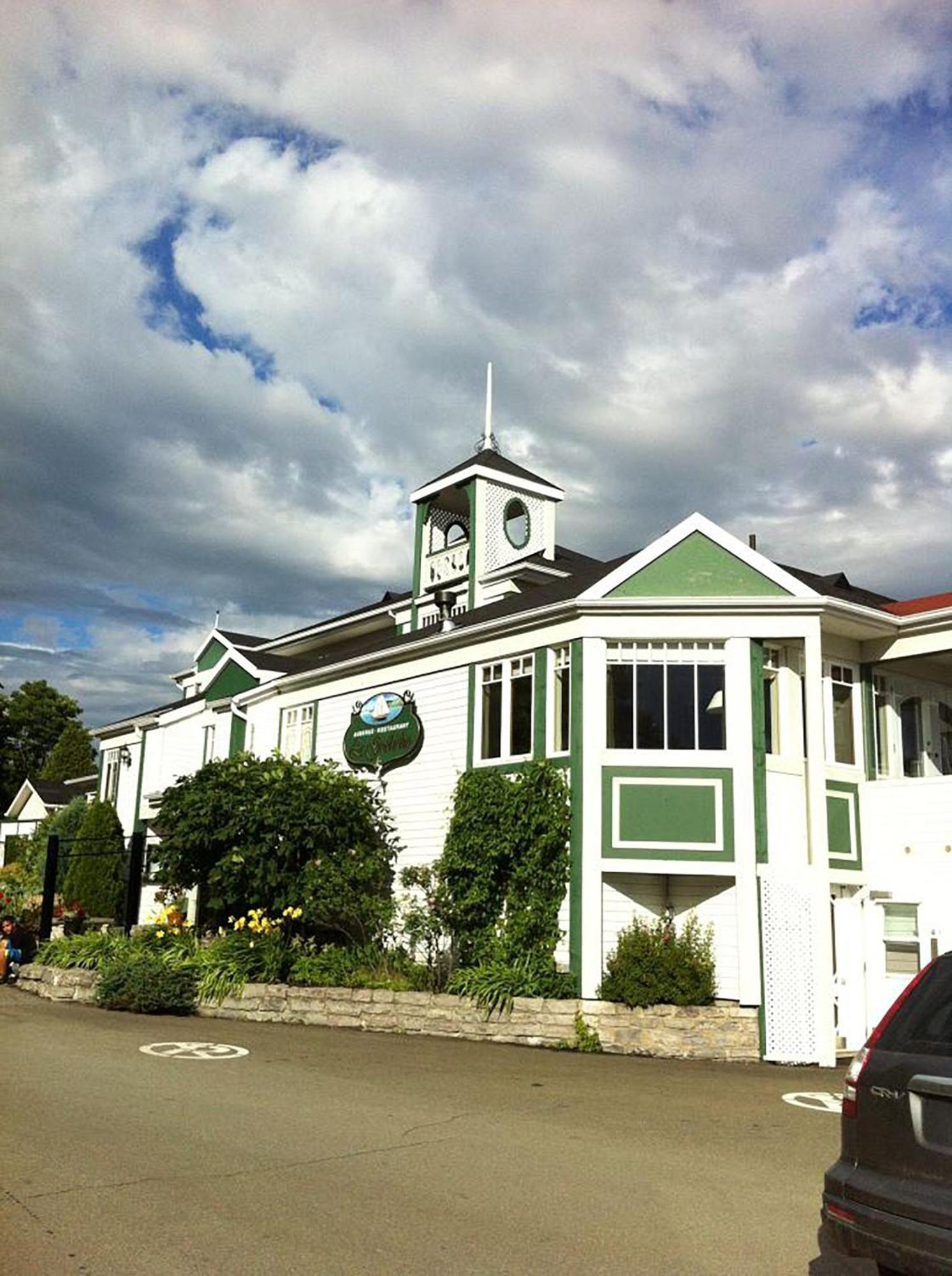 Goeliche Hotel Et Appartement Saint-Laurent-de-l'ile d'Orleans المظهر الخارجي الصورة