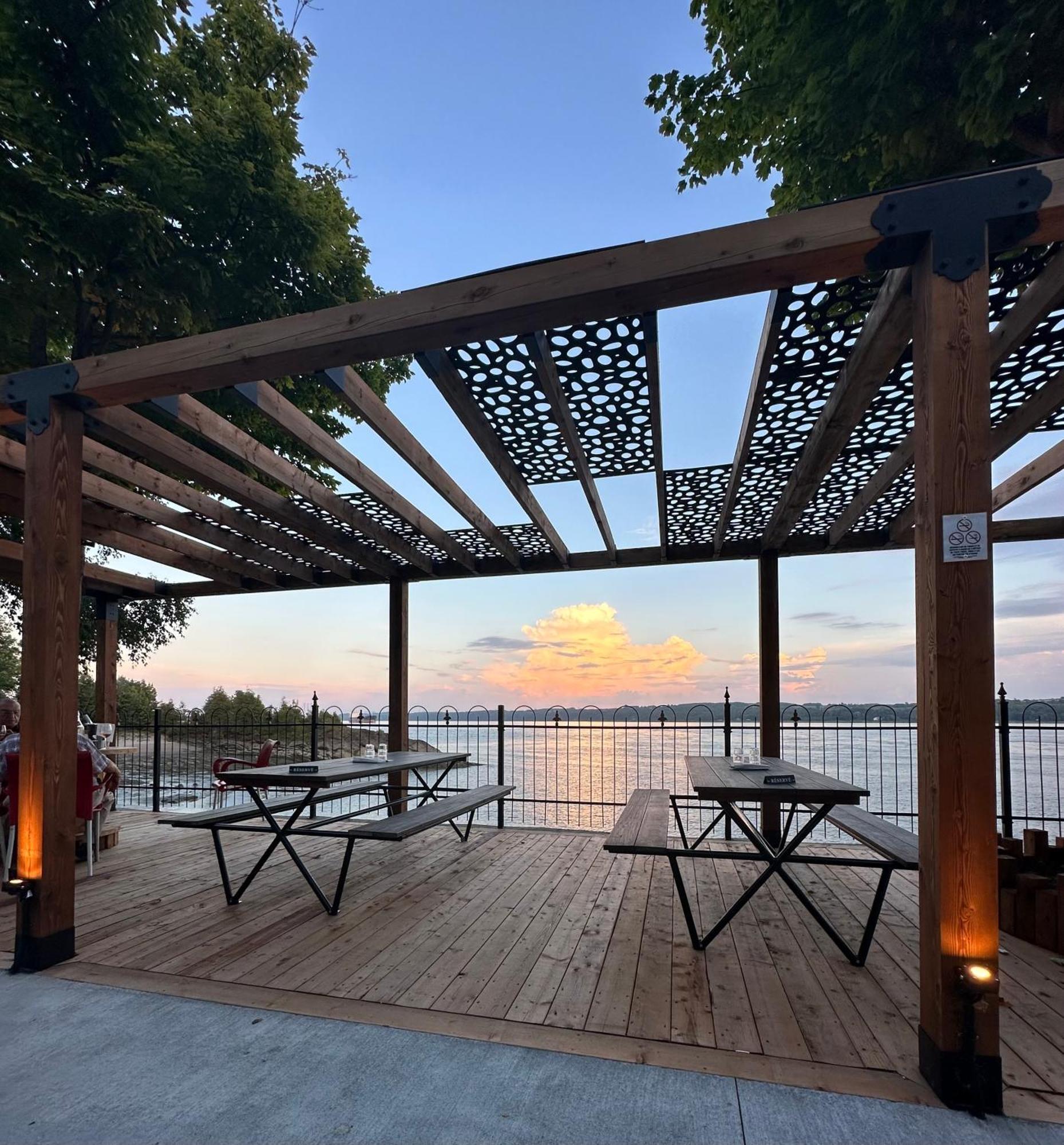 Goeliche Hotel Et Appartement Saint-Laurent-de-l'ile d'Orleans المظهر الخارجي الصورة
